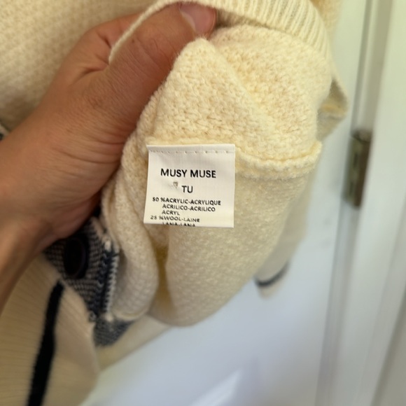 Adorable preppy sweater - Picture 3 of 4